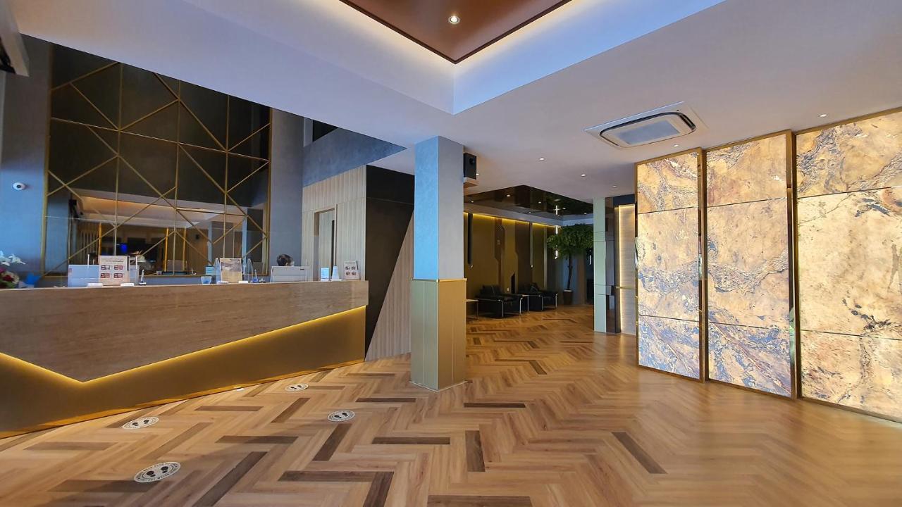 Classie Hotel Palembang Exteriör bild